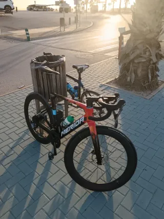 Bicicleta de carretera Merida montada en ultrega