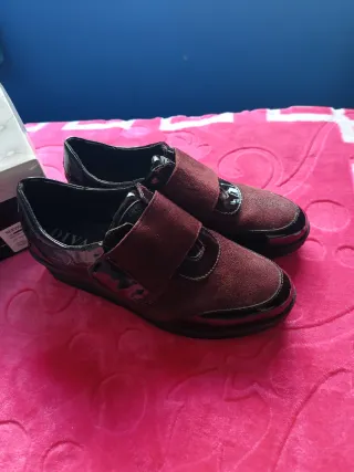 Zapatos con brillo , muy elegantes y cómodos.
