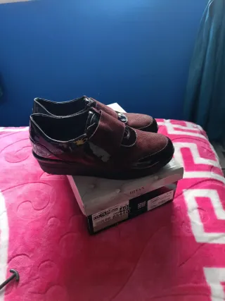 Zapatos con brillo , muy elegantes y cómodos.