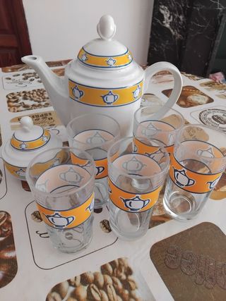 Cafetera con vasos y azucarero