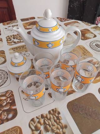 Cafetera con vasos y azucarero