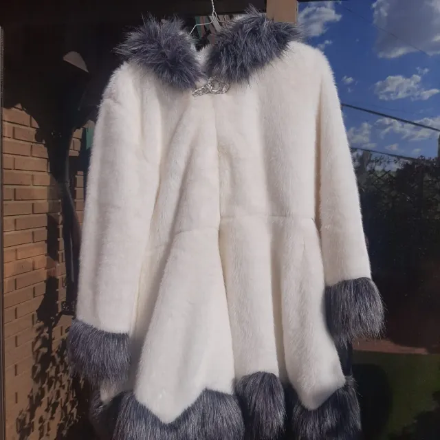 Chaquetón sintético blanco con detalles grises