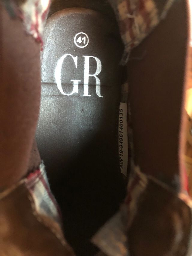 Botines juveniles de piel marrones.
George Rech