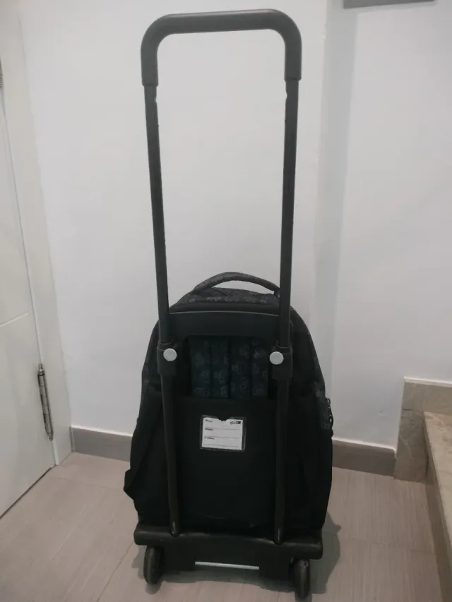 Mochila con ruedas y estampado calaveras