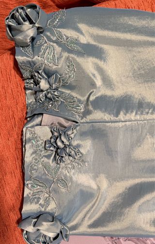 Vestido verde agua con flores y lazo y con fular