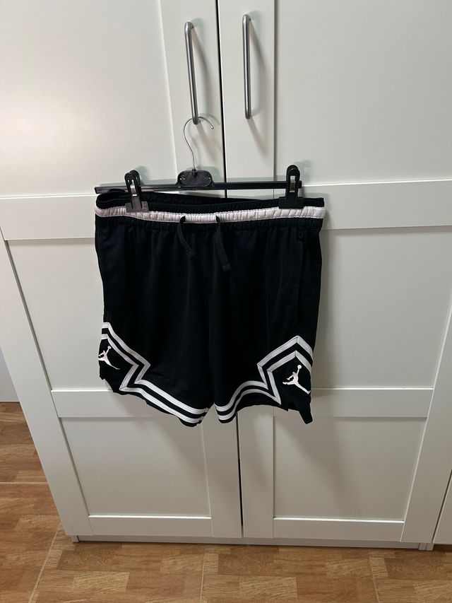 Pantalones cortos Jordan negros y blancos