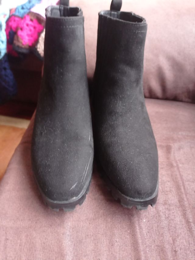 Botines negros suela track