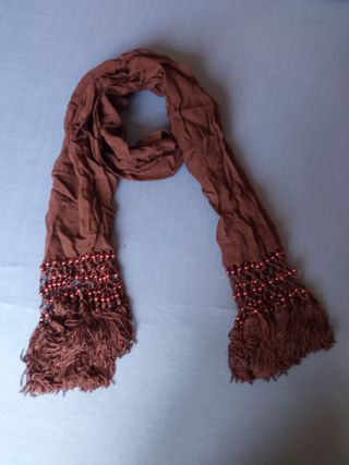 Pañuelo marrón con abalorios y flecos