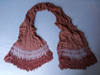 Pañuelo marrón con abalorios y flecos