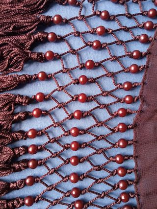 Pañuelo marrón con abalorios y flecos