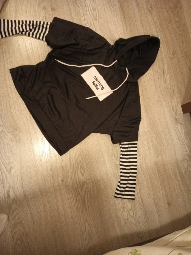 Sudadera negra con capucha y rayas