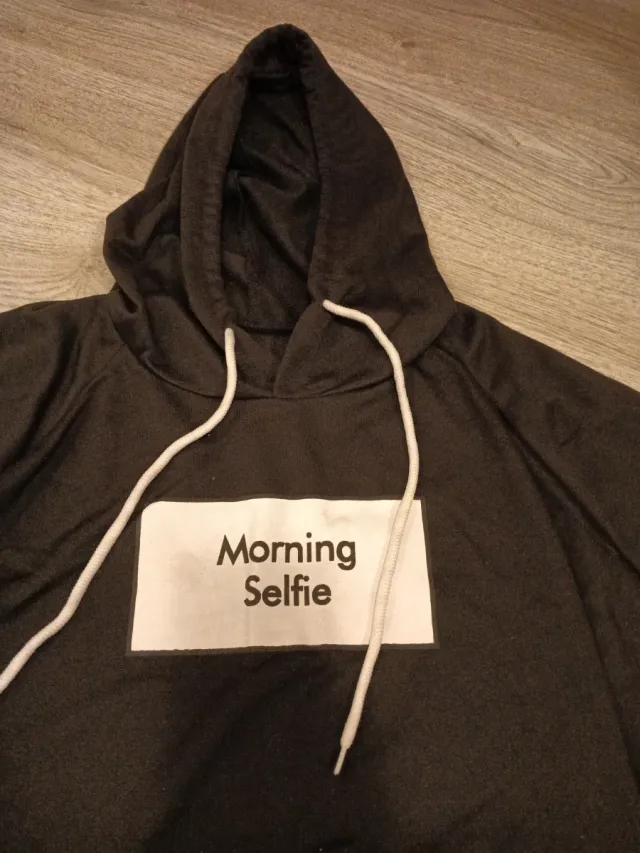 Sudadera negra con capucha y rayas