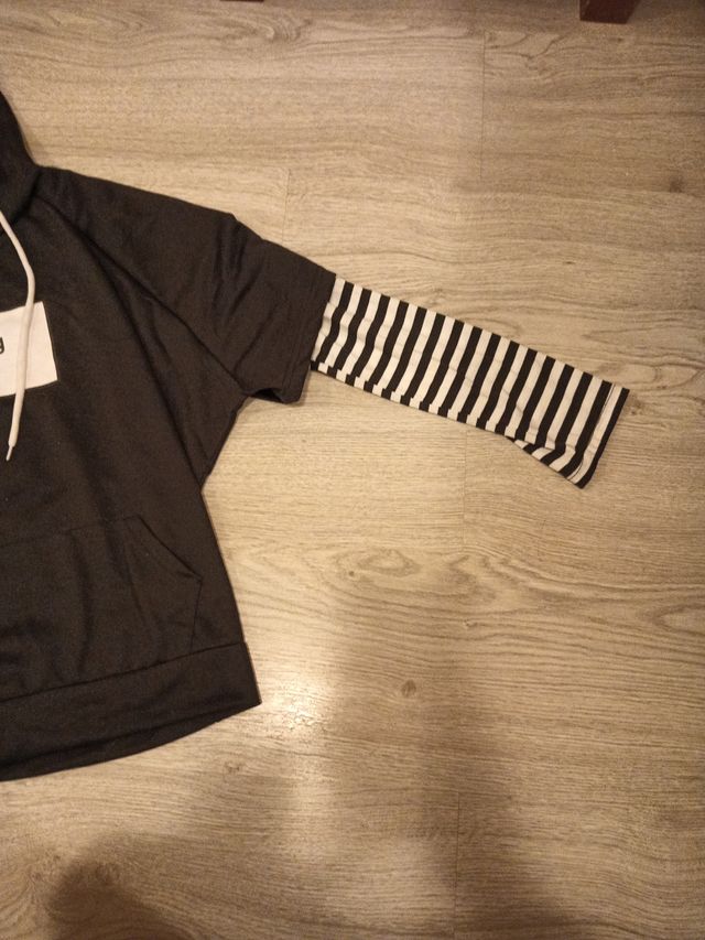 Sudadera negra con capucha y rayas