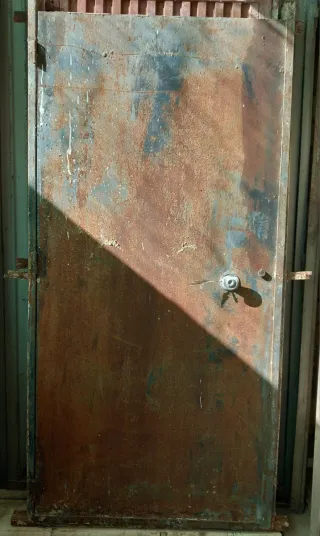 Puerta metálica.