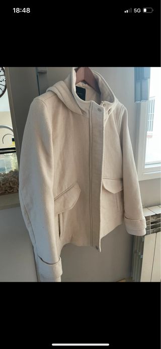 Chaqueta Zara blanca/ Beige con Capucha