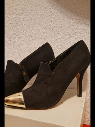 Zapatos tacón mujer negros y dorados