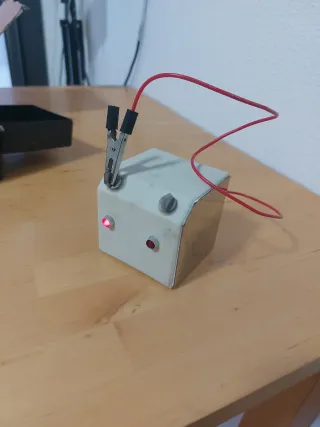 Corrector vertical de cables