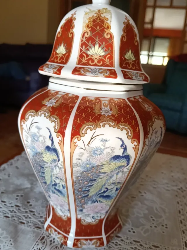 Ánfora de porcelana con diseño de pavos reales