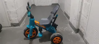 Triciclo infantil azul y naranja