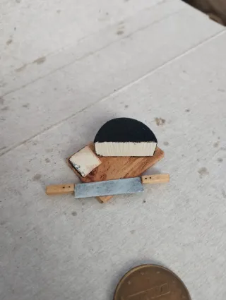 Miniatura queso con tabla y cuchillo