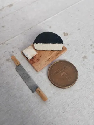 Miniatura queso con tabla y cuchillo