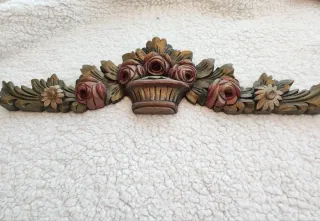 Guirnalda decorativa floral.
Mide 56 cms X 16