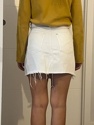 Falda vaquera blanca desgastada