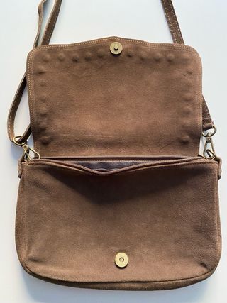 Bolso bandolera serraje tachuelas.