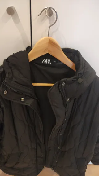 Chaqueta Zara acolchada negra. 