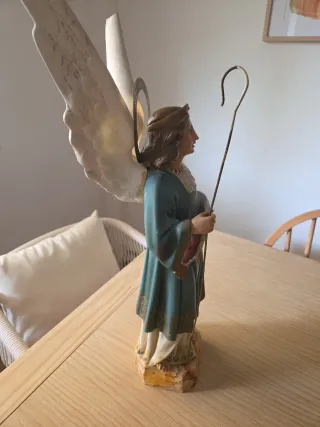 Arcángel San Rafael figura