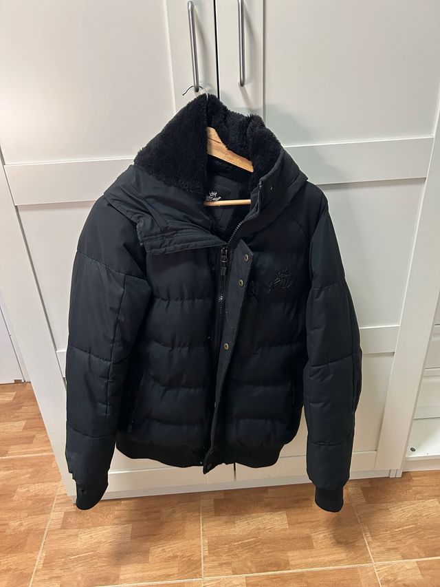 Chaqueta acolchada negra con cuello de pelo