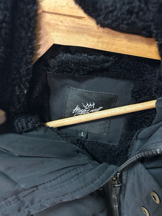 Chaqueta acolchada negra con cuello de pelo