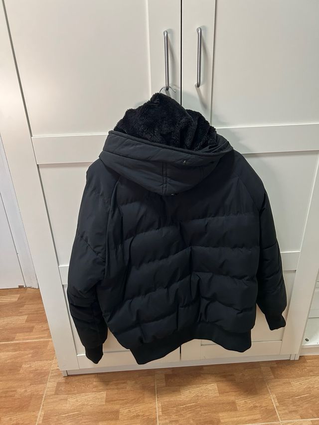 Chaqueta acolchada negra con cuello de pelo