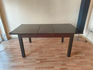 Mesa de comedor de madera oscura