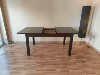 Mesa de comedor de madera oscura