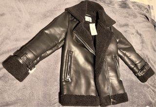 Chaqueta negra efecto piel con borreguito - Mujer