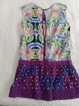 Vestido estampado floral y círculos