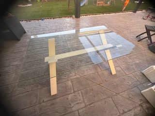 Mesa de cristal y madera blanca