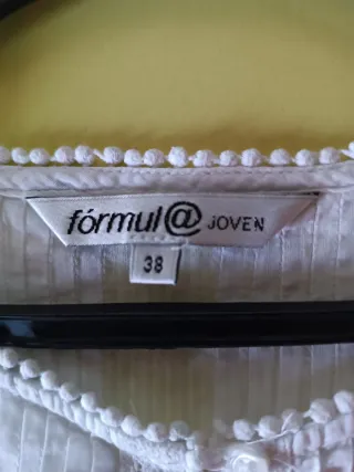 Lote 2 Camisas Talla M Rayas Azules,
Otra blanca 
