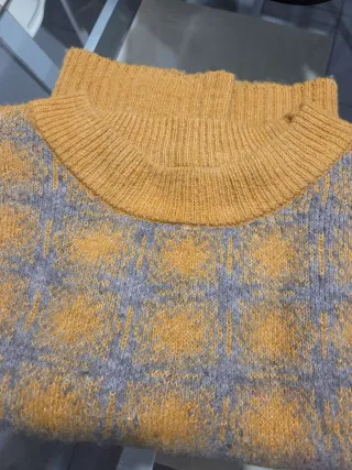 Chaleco de punto gris y amarillo