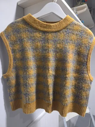 Chaleco de punto gris y amarillo