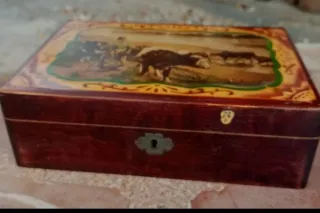 Caja de madera antigua decorada