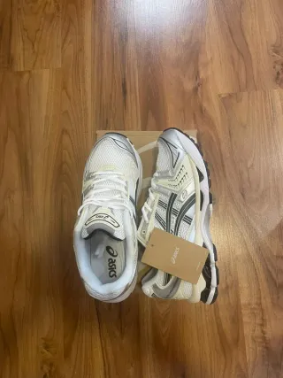 Asics Gel Kayano 14 Talla 44 Blancas/Grises