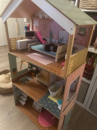 Casa de muñecas KidKraft montada
