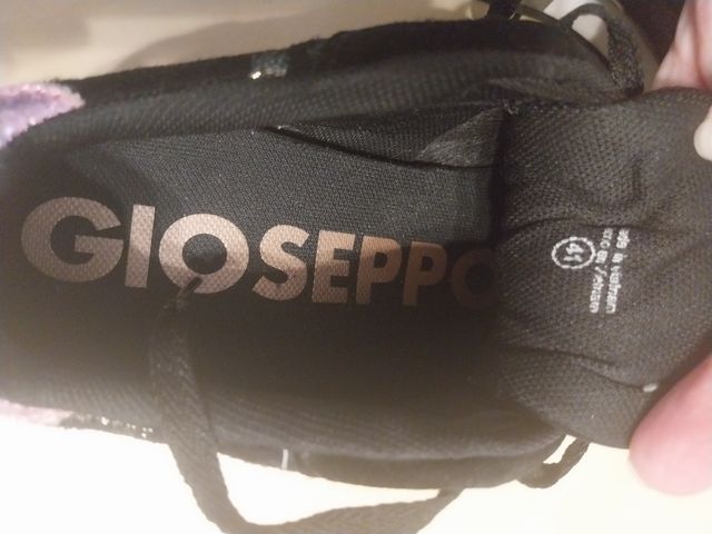 Zapatillas casual y mochila Gioseppo