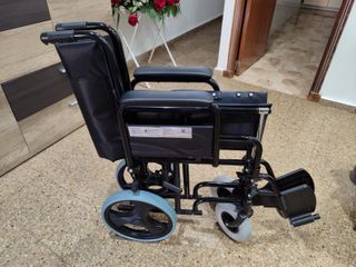 Silla de ruedas plegable negra