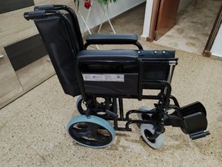 Silla de ruedas plegable negra