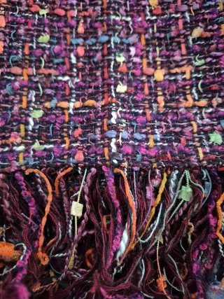 Minifalda de tejido tweed con flecos en el bajo.