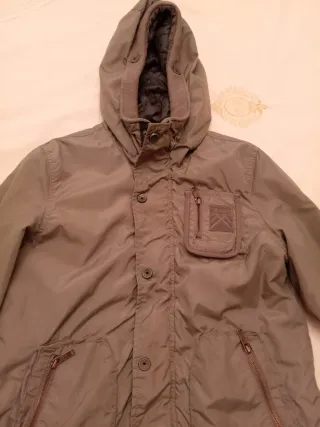 Parka con capucha verde oliva sin estrenar.

