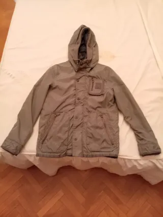 Parka con capucha verde oliva sin estrenar.
